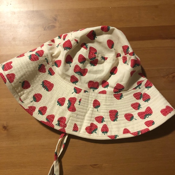 Wide Brim Bucket Hat 